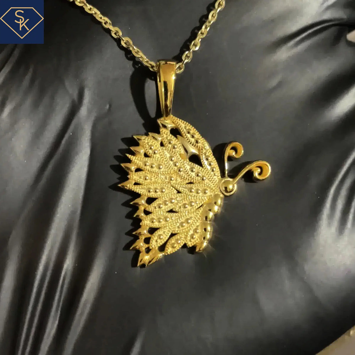 Elegant Butterfly Pendant – Delicate & Timeless Jewelry