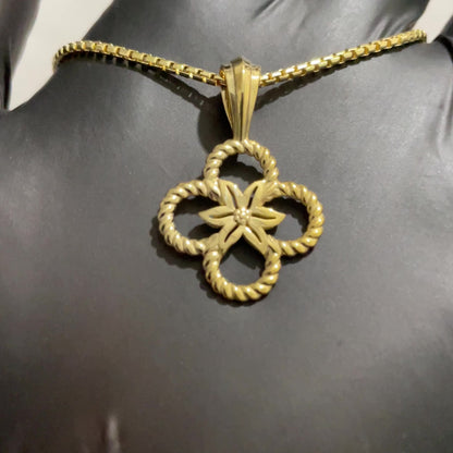 Clover with rope design pendant