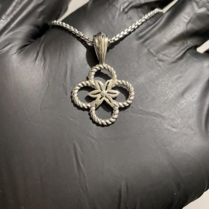 Clover with rope design pendant